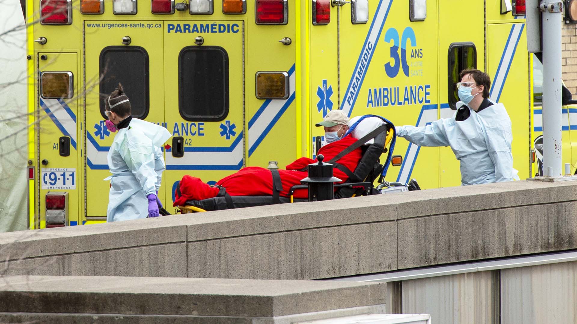 Un patient est amené à l'urgence de l'hôpital Notre-Dame le vendredi 3 avril 2020 à Montréal.