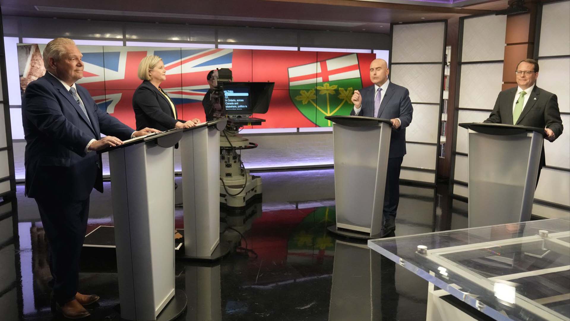 Le chef du Parti progressiste-conservateur de l'Ontario, Doug Ford, de gauche à droite, la chef du Nouveau Parti démocratique de l'Ontario, Andrea Horwath, le chef du Parti libéral de l'Ontario, Steven Del Duca, et le chef du Parti vert de l'Ontario, Mike Schreiner, débattent lors du débat des chefs de parti de l'Ontario, à Toronto.