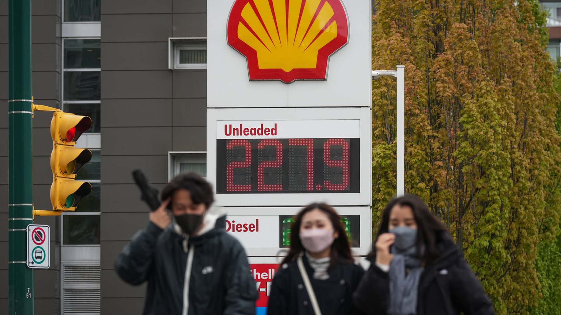 Un panneau dans une station-service affiche le prix d'un litre d'essence ordinaire après avoir atteint un nouveau sommet de 2,28 $ à Vancouver le samedi 14 mai 2022. Les prix de l'essence ne montrent aucun signe de relâchement alors que le prix moyen au Canada est en tête 2$ le litre.