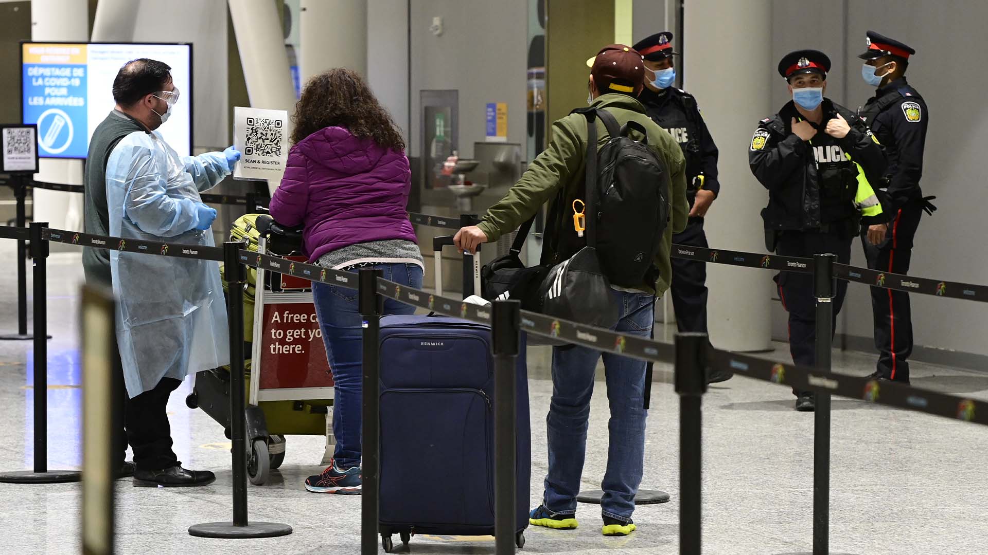 Des voyageurs arrivent au terminal 3 de l'aéroport Pearson de Toronto tôt le lundi 22 février 2021.