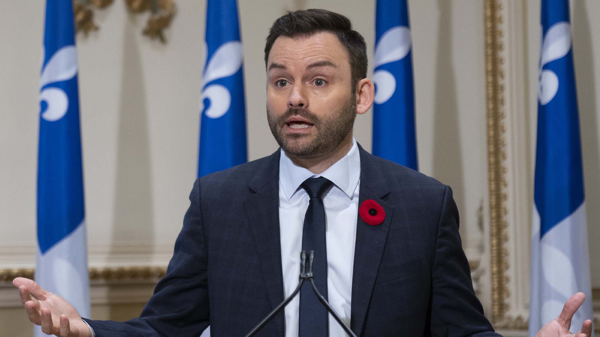 Le chef du Parti québécois, Paul St-Pierre Plamondon, répond aux questions des journalistes sur sa participation à une élection partielle, le mardi 9 novembre 2021, à l'Assemblée législative de Québec.