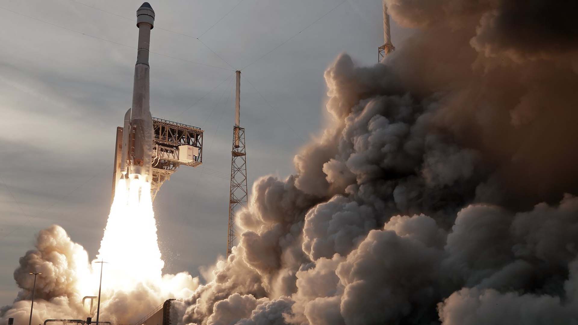 La capsule de l'équipage Boeing Starliner décolle pour un deuxième vol d'essai vers la Station spatiale internationale depuis le Space Launch Complex 41 à la station Cape Canaveral Space Force à Cap Canaveral, en Floride, le jeudi 19 mai 2022.