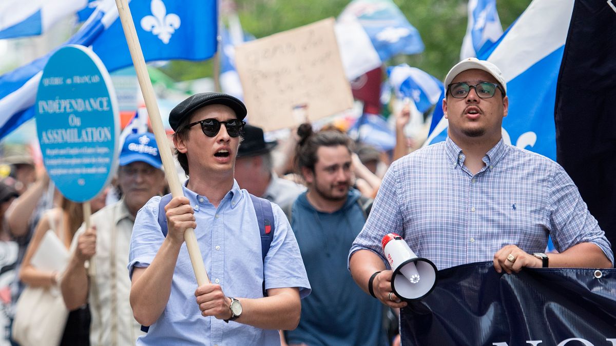 Des manifestants en support à la Loi 101 à Montréal, le 21 mai.