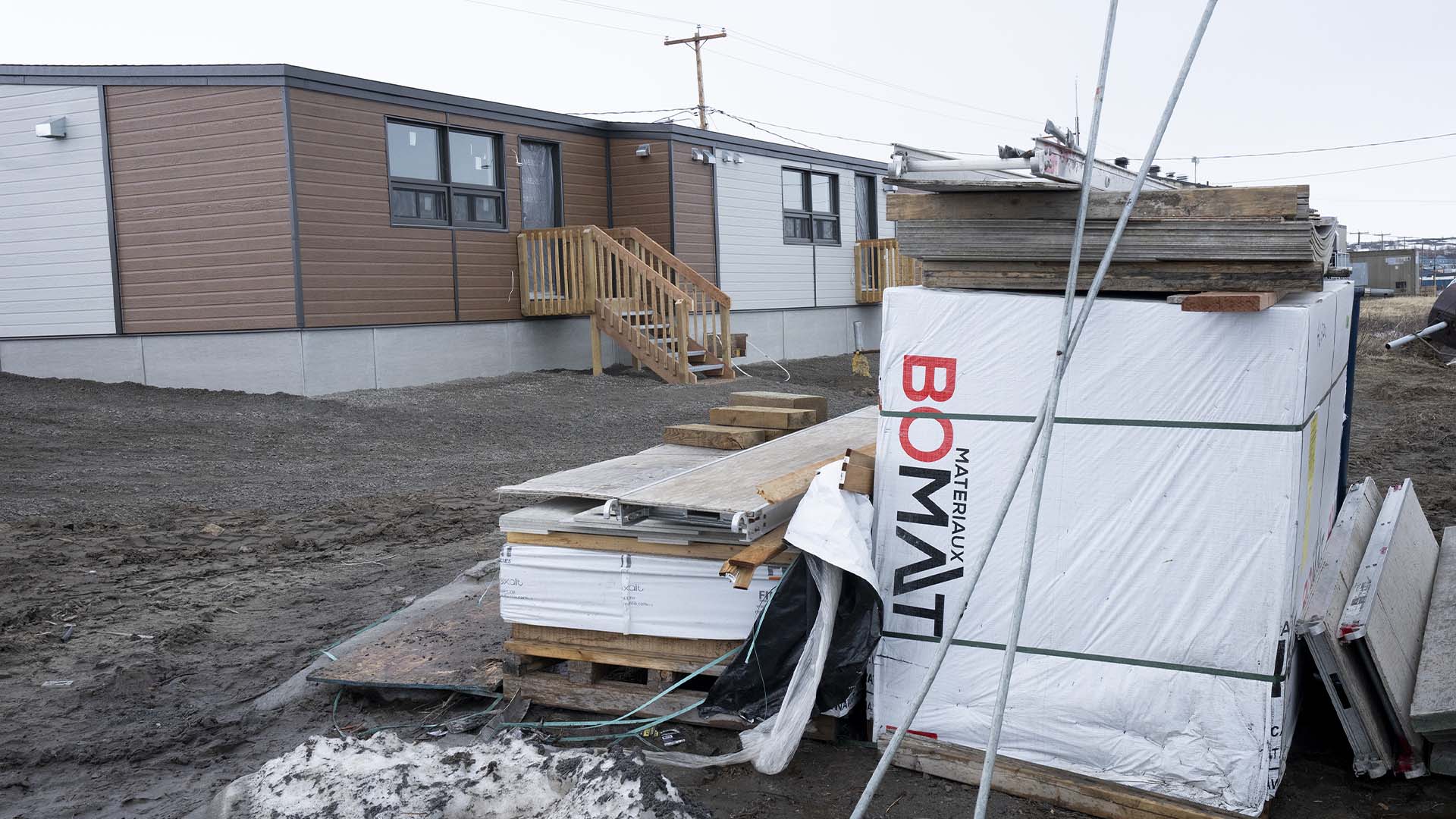 On peut voir des sites de construction résidentielle à Kuujuaq. Le plus récent budget du gouvernement du Canada a réservé 150 millions $ sur deux ans pour soutenir le logement abordable et les infrastructures connexes dans le nord.