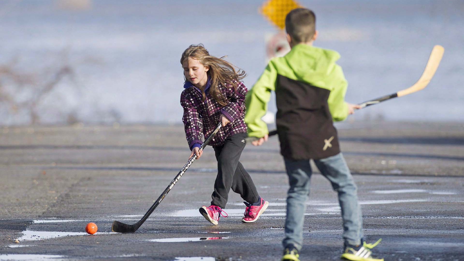 Des enfants jouent au hockey-balle à Vaudreuil-Dorion, à l'ouest de Montréal, le 24 décembre 2015.