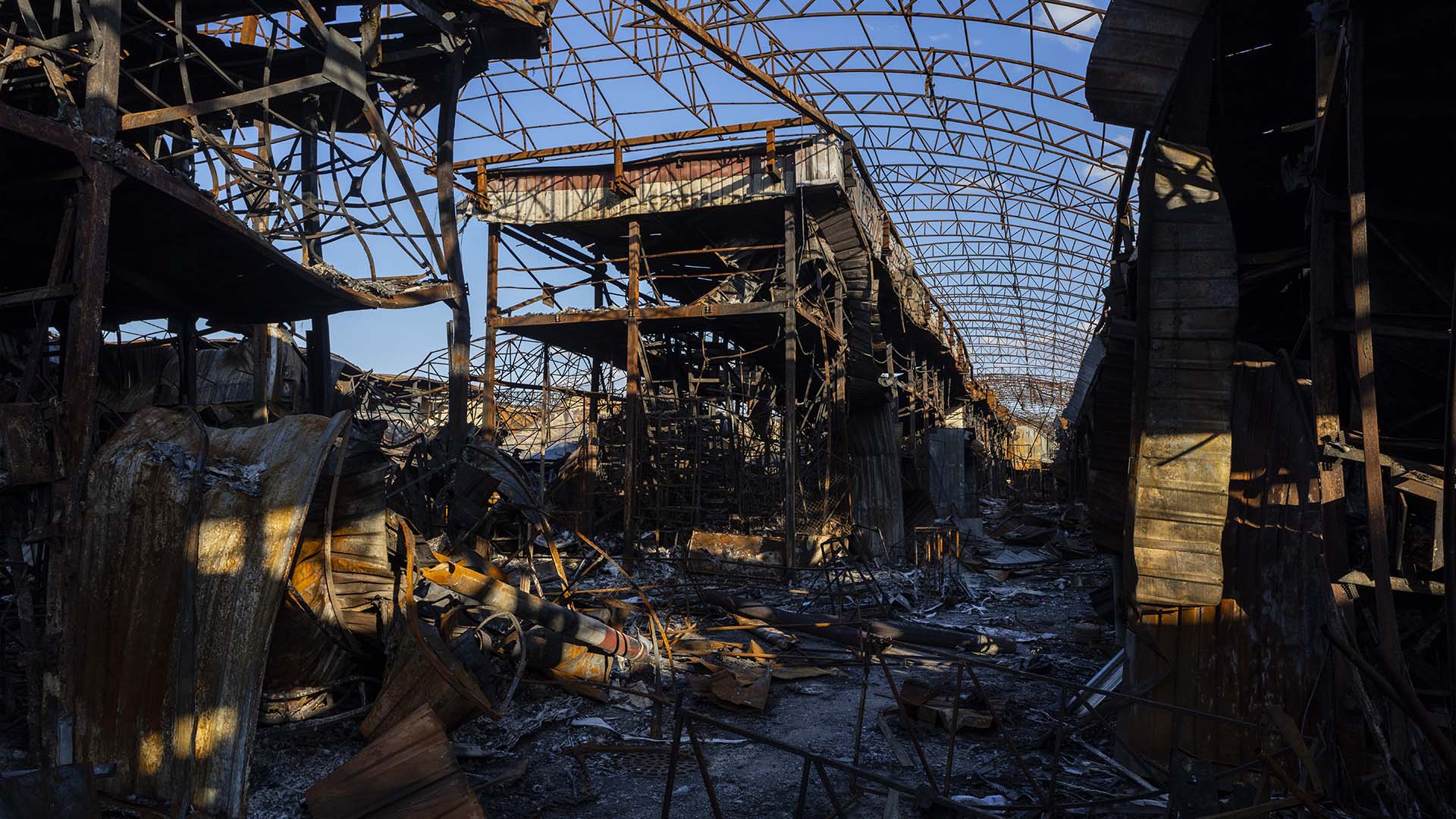 Vue d'une section bombardée du marché de Barabashovo à Kharkiv, dans l'est de l'Ukraine, le lundi 23 mai 2022.
