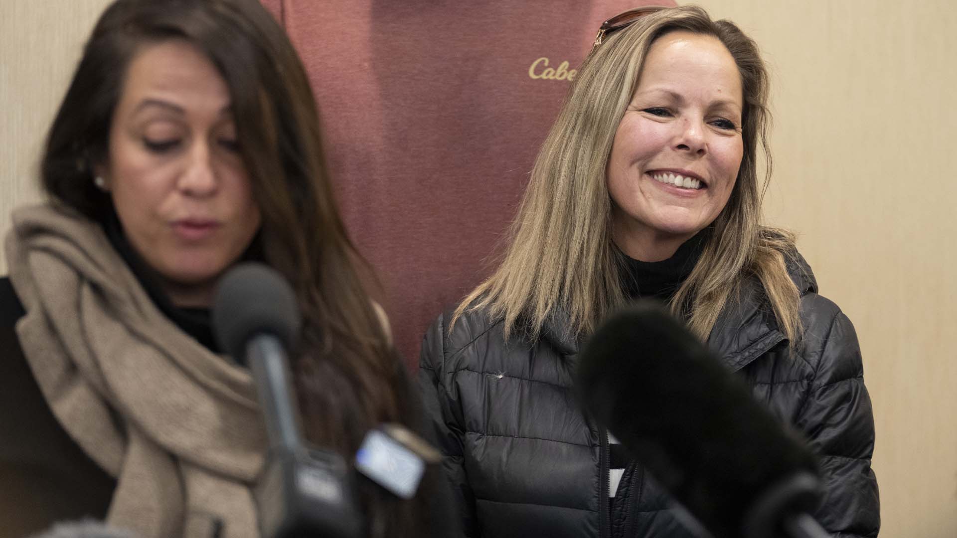 Tamara Lich, organisatrice d'un convoi de protestation de camionneurs et de partisans exigeant la fin des mandats de vaccination contre la COVID-19, sourit lors d'une conférence de presse à Ottawa, le jeudi 3 février 2022.