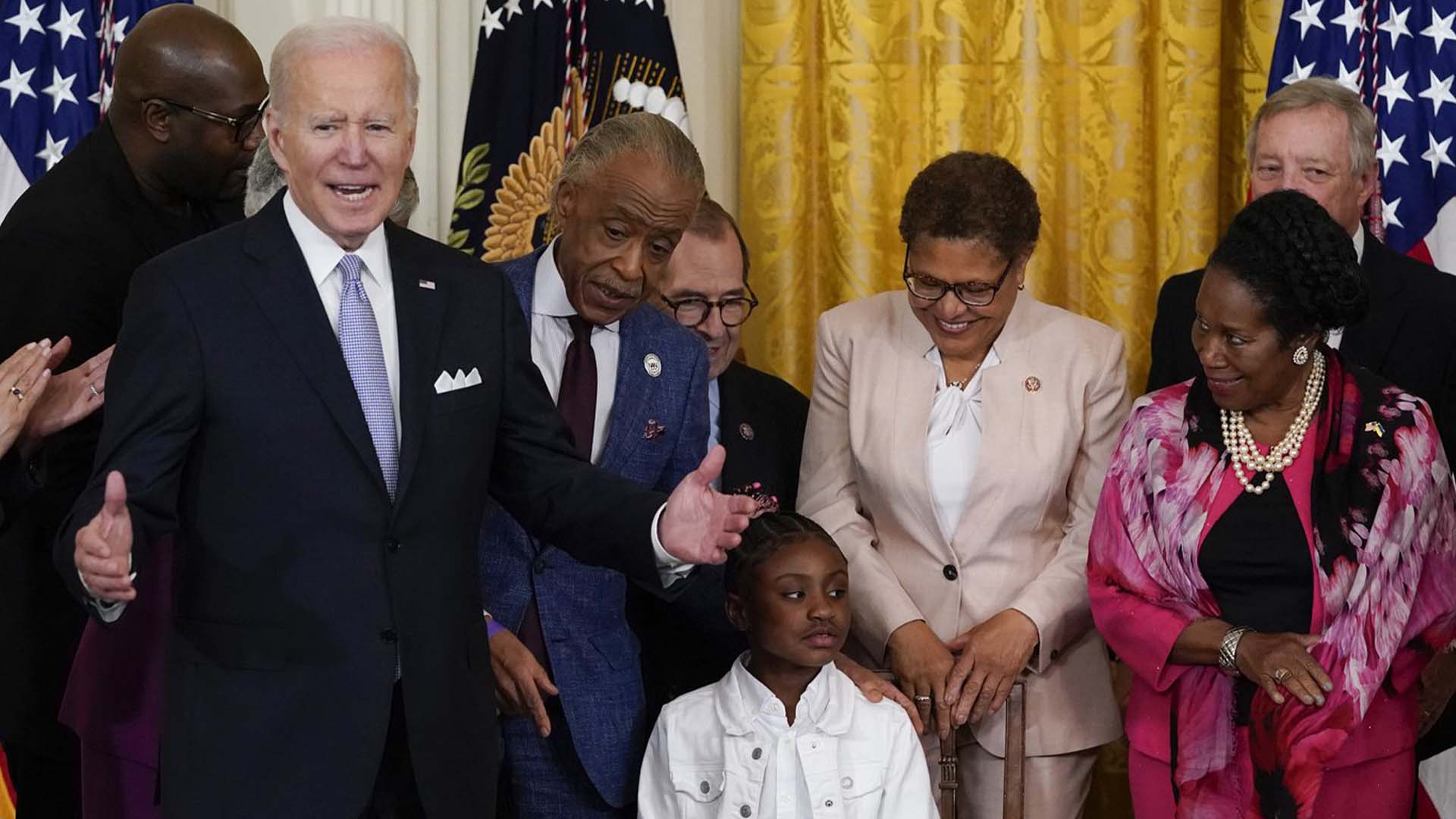Le président Joe Biden prend la parole alors que Gianna Floyd, la fille de George Floyd, est assise au fauteuil après que Biden a signé un décret dans la salle Est de la Maison Blanche, le mercredi 25 mai 2022, à Washington.