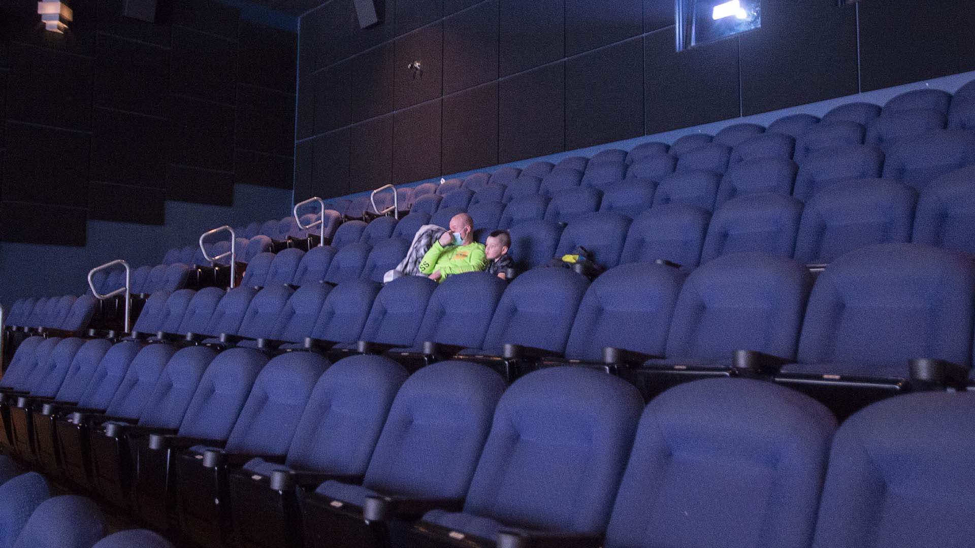 Quelques clients regardent un film dans une salle de cinéma Cineplex alors que les cinémas du Québec sont autorisés à rouvrir pour la semaine de relâche le vendredi 26 février 2021 à Laval.