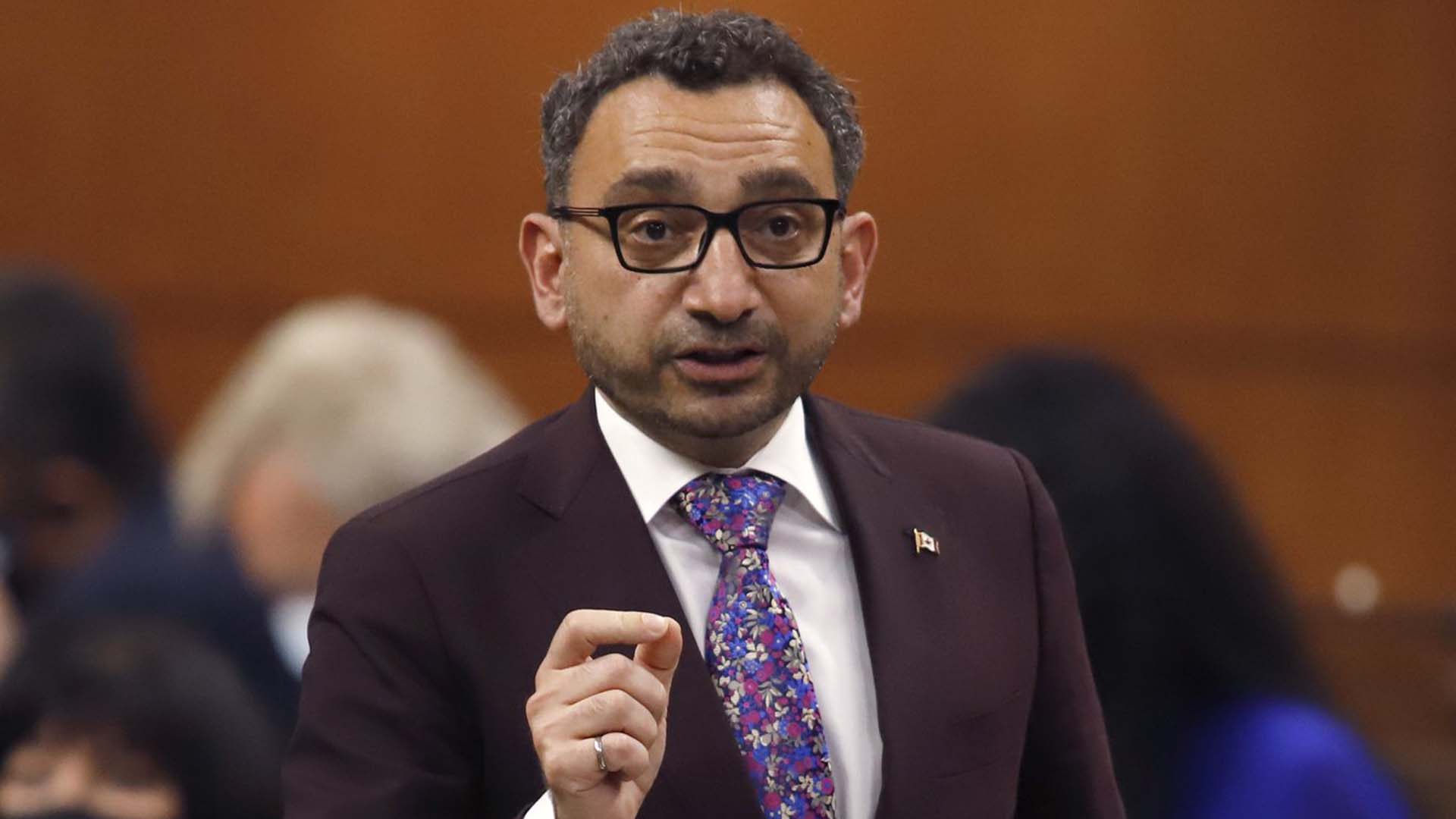 Le ministre des Transports Omar Alghabra se lève pendant la période des questions à la Chambre des communes sur la Colline du Parlement à Ottawa le lundi 16 mai 2022.