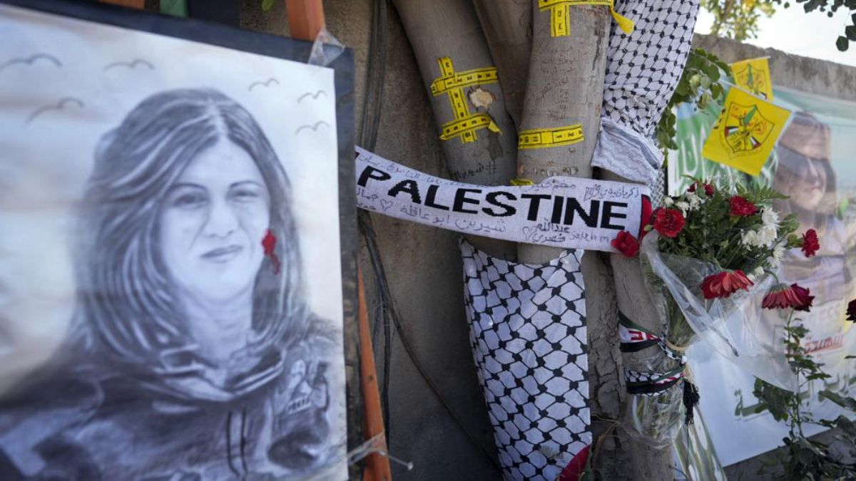 Un portrait de la journaliste Shireen Abu Akleh a été placé près d'un mémorial en son honneur.