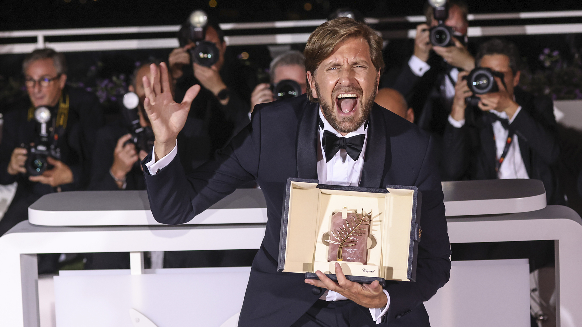 Le réalisateur et scénariste du film «Triangle of Sadness», Ruben Ostlund, pose avec la Palme d'Or, qui récompense le meilleur film présentée au Festival de Cannes.