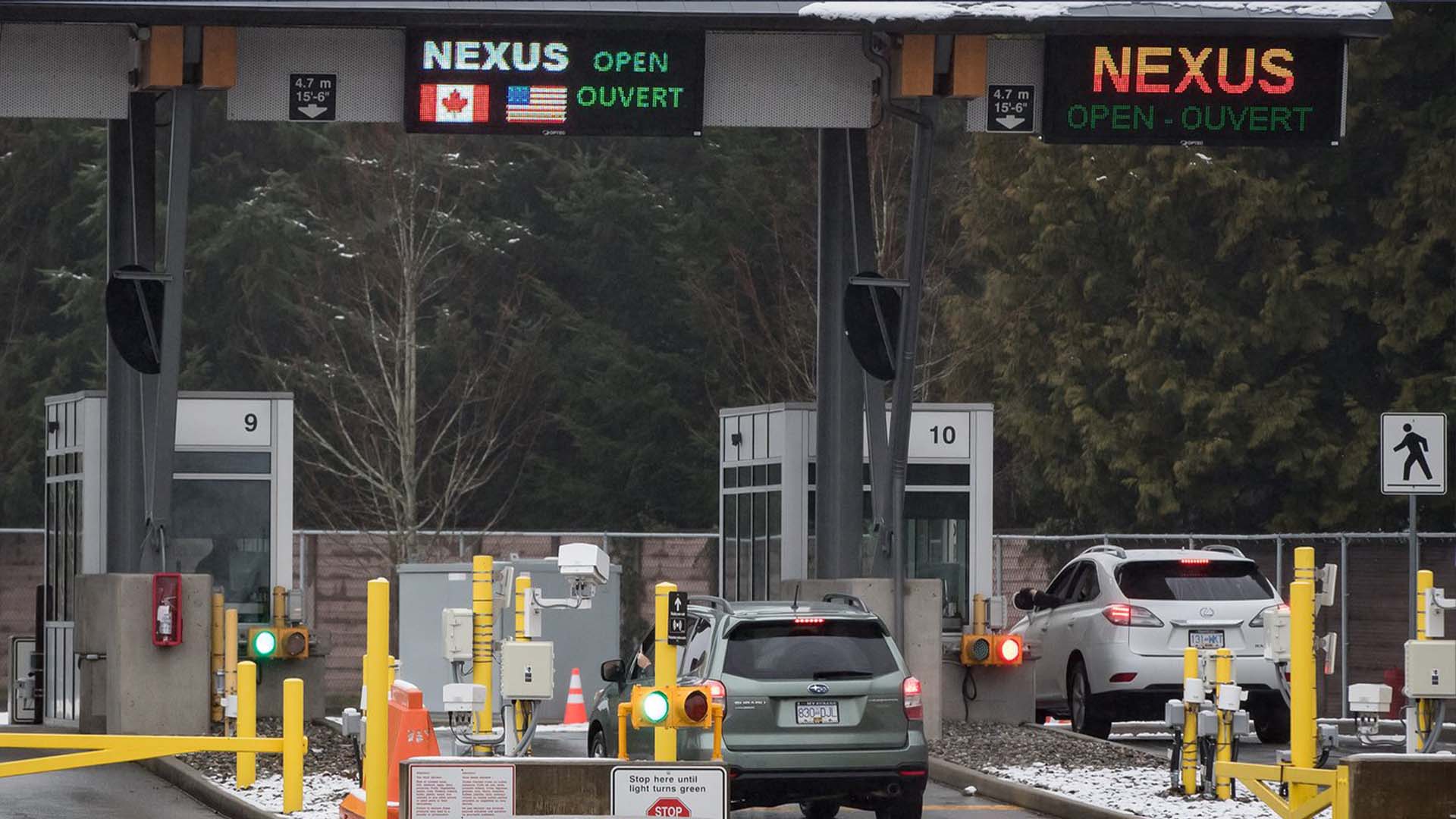 Le programme Nexus permet aux Canadiens préapprouvés de passer par des voies distinctes et rapides lorsqu'ils voyagent aux États-Unis.
