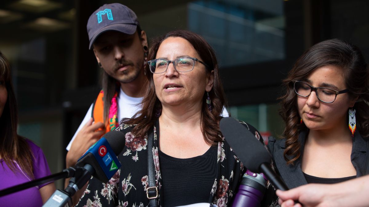 Andrea Sanmaier ainsi que plusieurs membres de la Nation Métis accompagnent les membres de la famille des victimes.