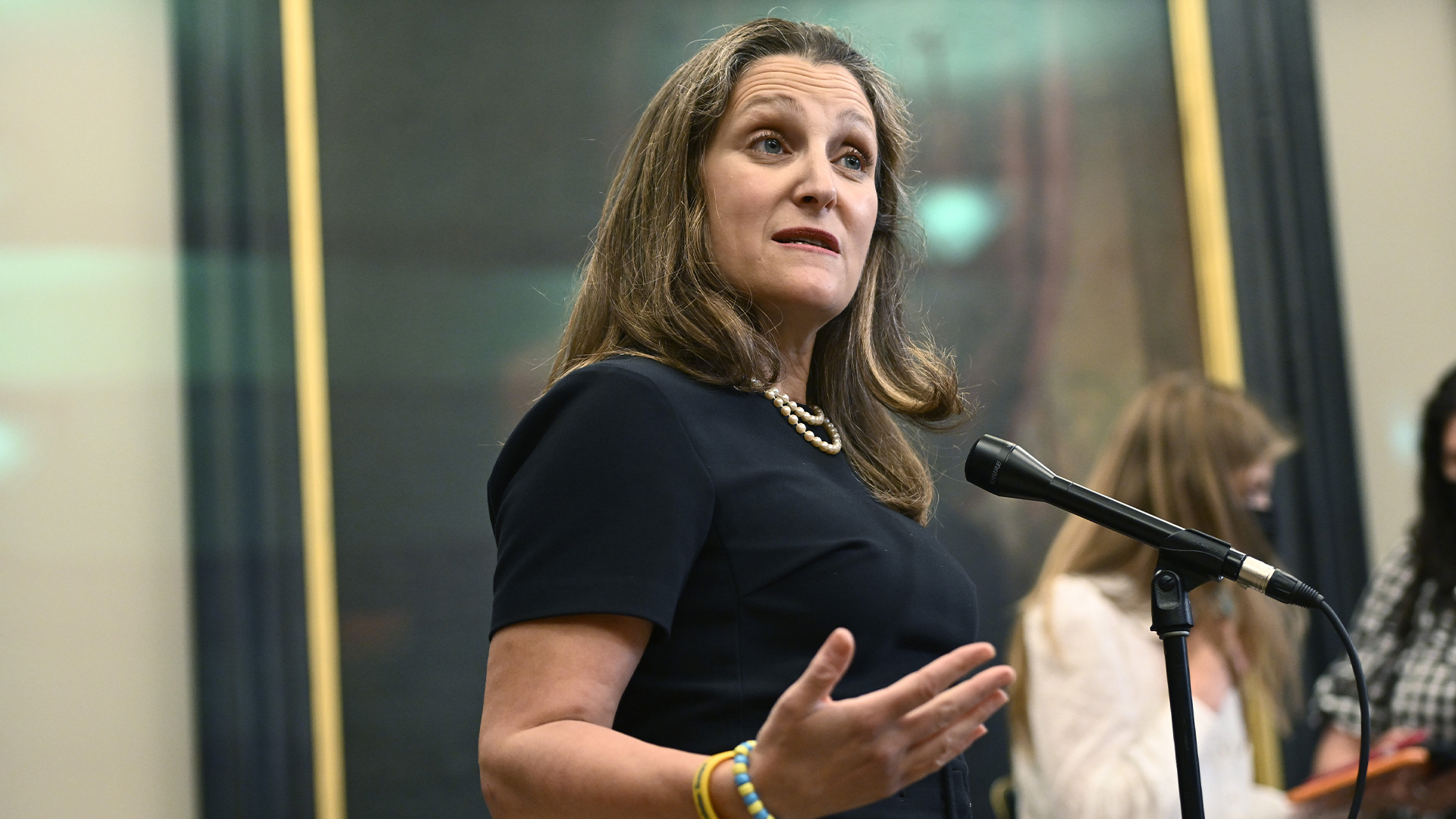 Deux opposants au soutien du Canada à l'Ukraine ont interrompu la vice-première ministre Chrystia Freeland lors d'une conférence de presse à Montréal.