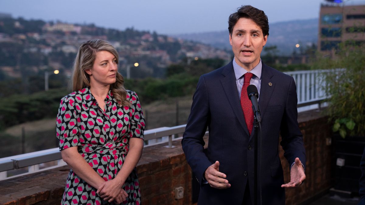 La ministre des Affaires étrangères Mélanie Joly (à gauche) et le premier ministre Justin Trudeau (à droite).