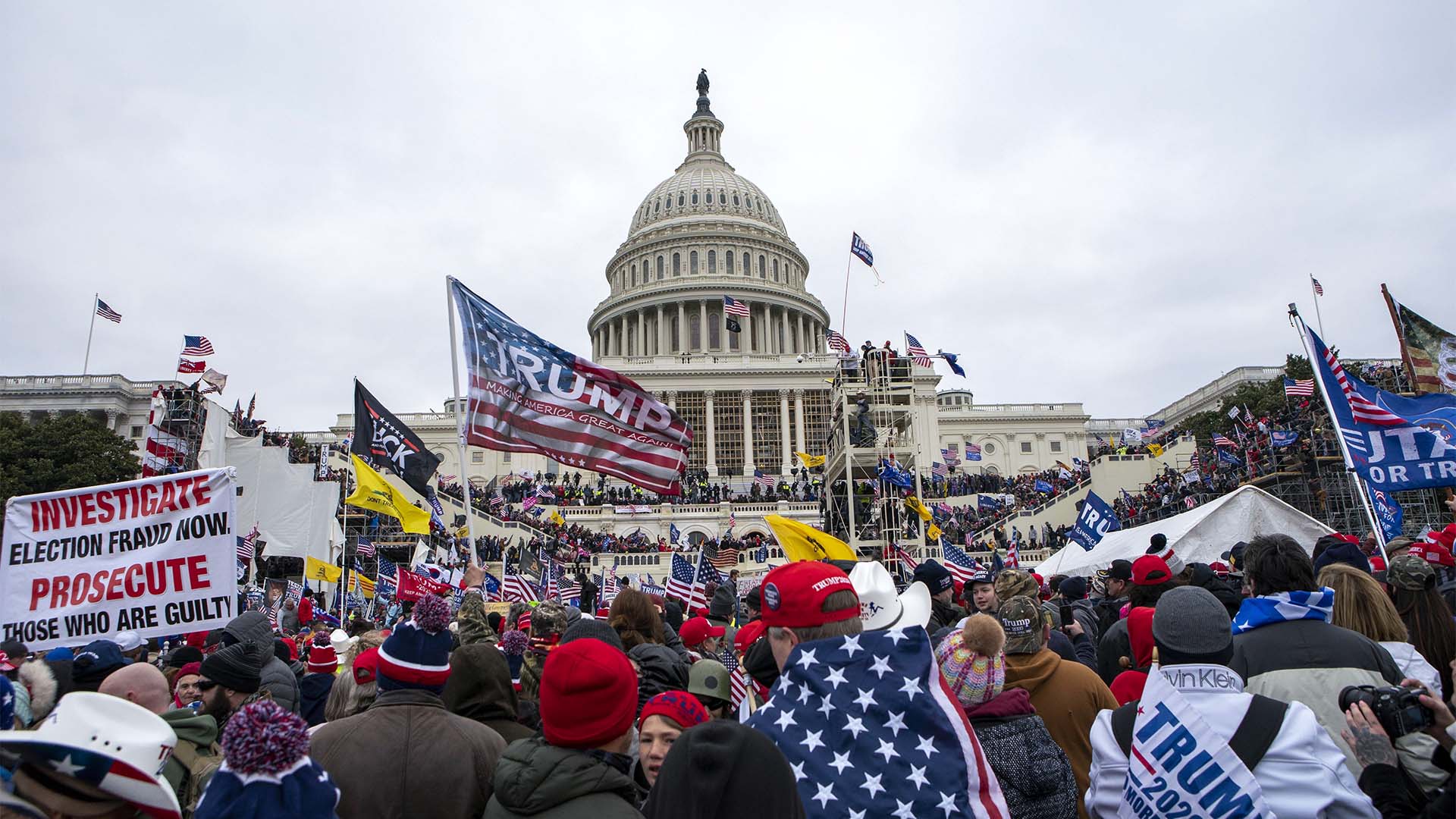 L’enquête de l’Associated Press-NORC Center for Public Affairs Research révèle que 48 % des adultes américains dissent que l’ancien président républicain devrait être accusé d’un crime pour son rôle, tandis que 31 % disent qu’il ne devrait pas être accusé. 