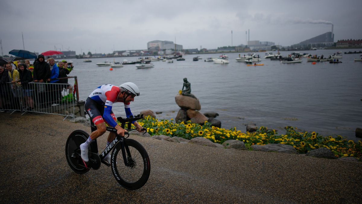 La pluie avait cessé au moment du départ de la course, mais les routes étaient toujours trempées.