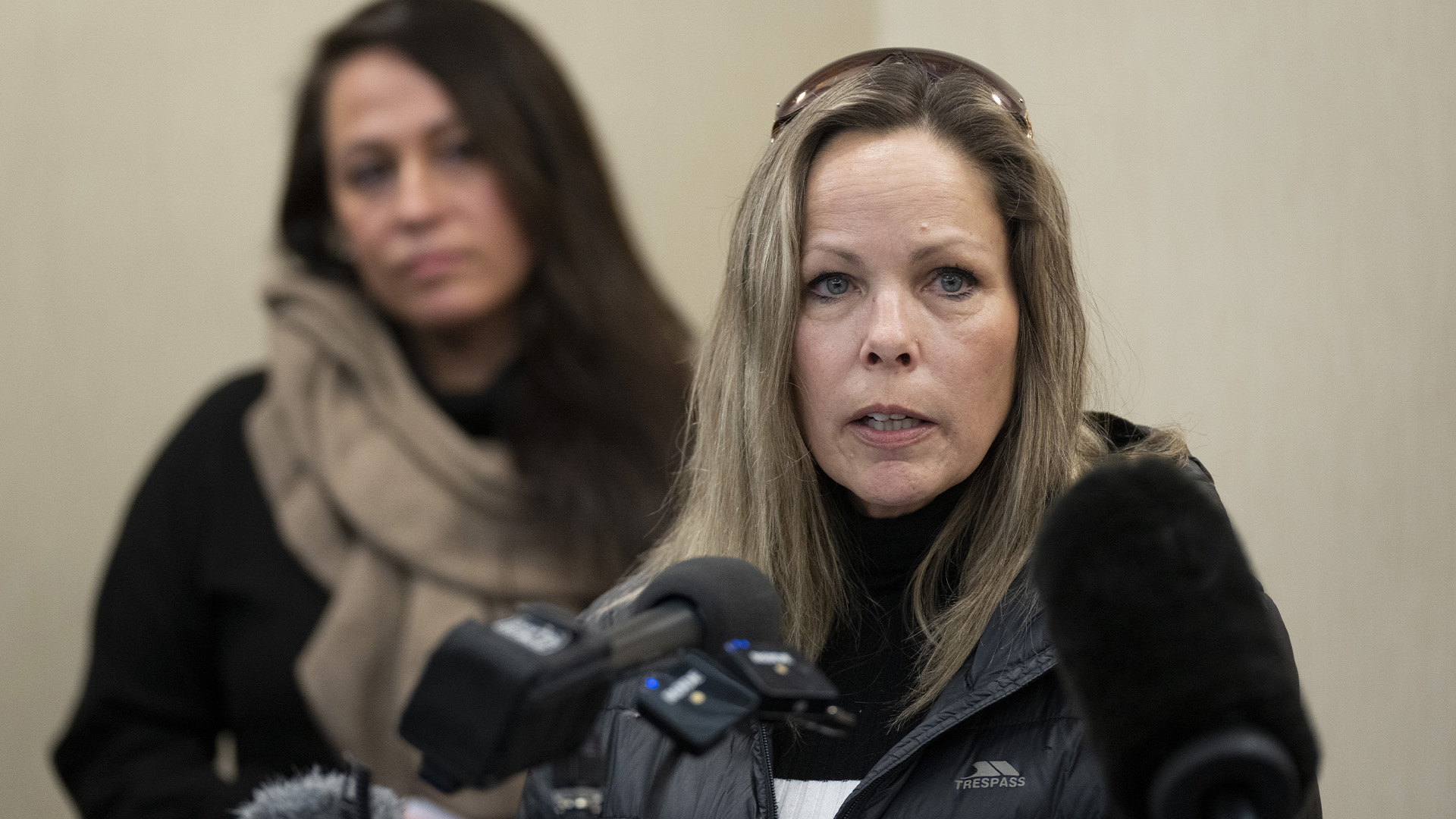 Tamara Lich, organisatrice d'un convoi de protestation de camionneurs et de partisans exigeant la fin des mandats de vaccination contre la COVID-19, fait une déclaration lors d'une conférence de presse à Ottawa, le jeudi 3 février 2022.