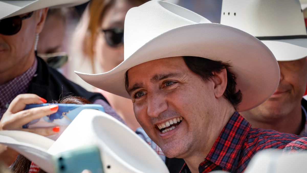 Justin Trudeau (photo) s'est présenté coiffé d'un chapeau de cowboy blanc et vêtu d'une chemise à carreaux rouge et d'un jean.