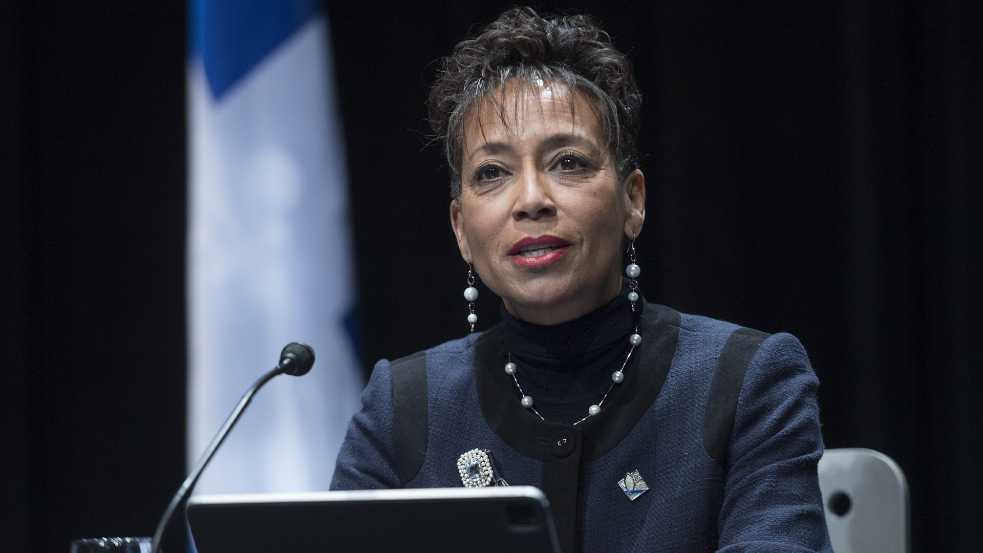 La ministre des Relations internationales et de la Francophonie, Nadine Girault, annonce un arrêt temporaire de ses fonctions pour des raisons de santé.