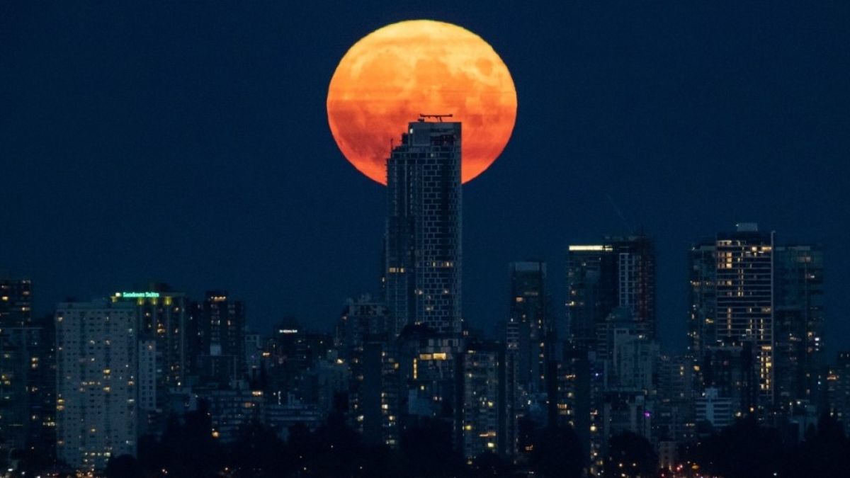 Une pleine lune au-dessus de Vancouver , en juillet 2021.