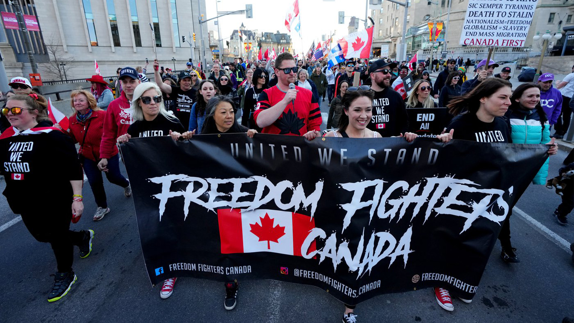 Des manifestants défilent lors d'une manifestation, dans le cadre d'une manifestation de type convoi, à Ottawa, le vendredi 29 avril 2022. 