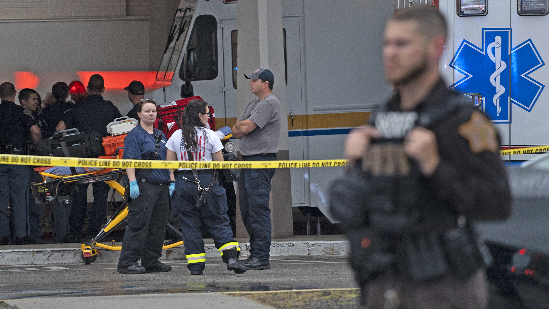 Trois personnes ont été tuées par balle et deux ont été blessées dimanche soir dans un centre commercial de l'Indiana.