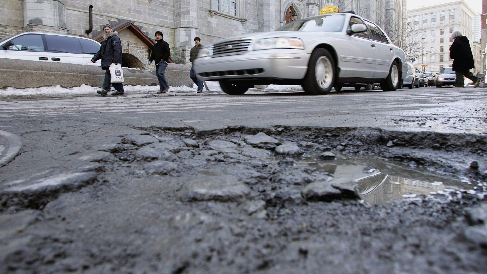 Les conseillers Julien Henault-Ratelle et Akba Zuniga Ramos sillonnent de rue en rue l'arrondissement Mercier-Hochelaga-Maisonneuve, traquant le nombre de nids-de-poule sur les routes.