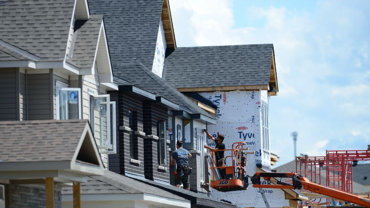 Robert Kavcic a souligné que la hausse-surprise d'un point de pourcentage du taux directeur de la Banque du Canada, la semaine dernière, avait eu l'effet d'un coup de massue sur le marché du logement.