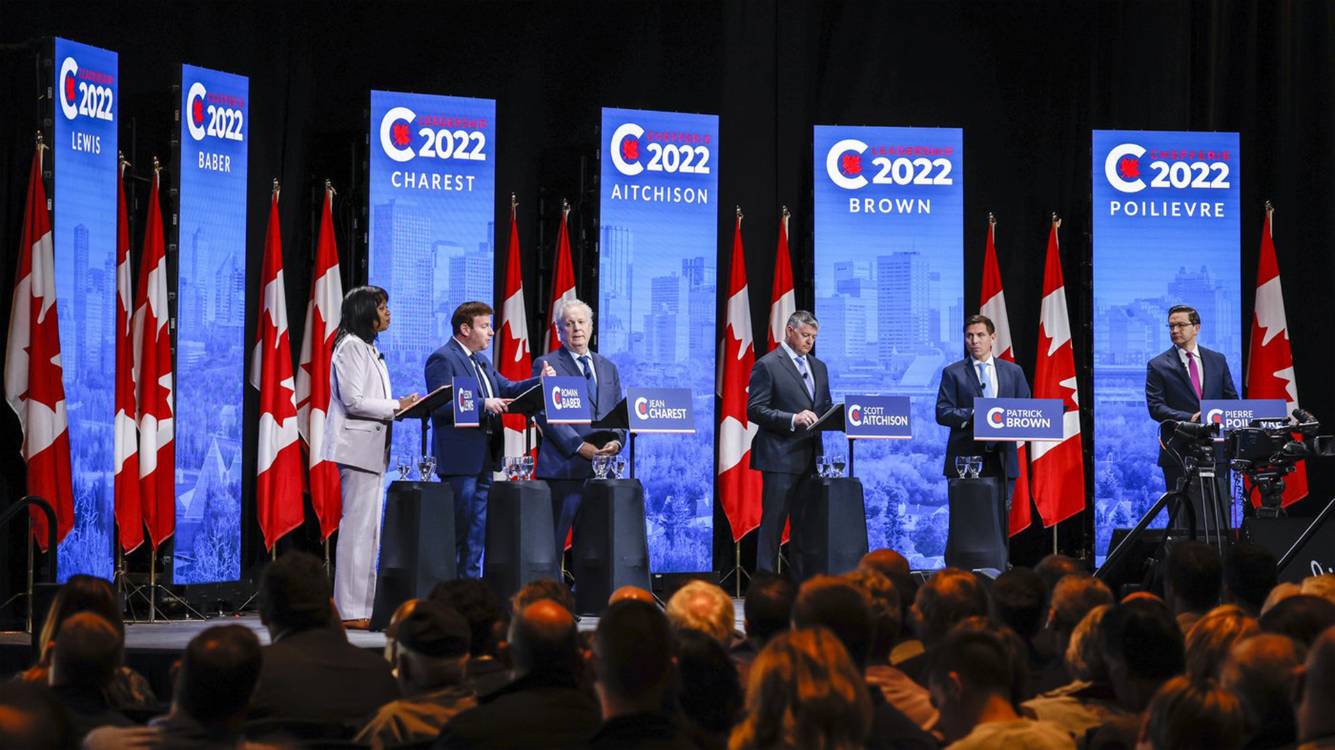 Le Parti conservateur du Canada a décidé de tenir un troisième débat dans la course pour devenir son prochain chef. Candidats, de gauche à droite, Leslyn Lewis, Roman Baber, Jean Charest, Scott Aitchison, Patrick Brown et Pierre Poilievre au débat à la direction du Parti conservateur du Canada en anglais à Edmonton, en Alberta, le mercredi 11 mai 2022.