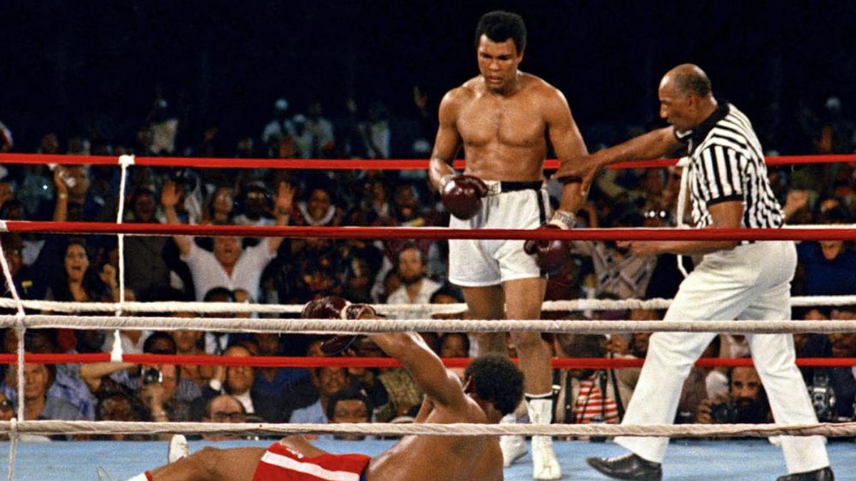 Mohammed Ali (debout) recule après avoir envoyé George Foreman au tapis en 1974.