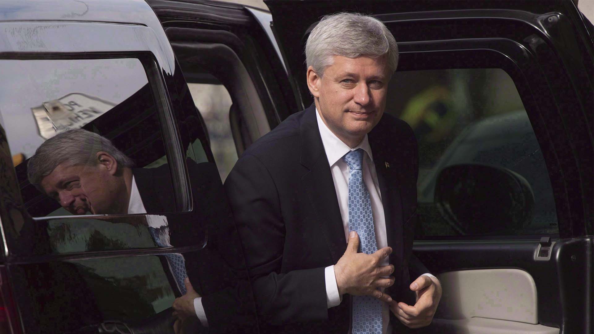 Le premier ministre sortant Stephen Harper arrive à son bureau à Ottawa, le mercredi 21 octobre 2015.