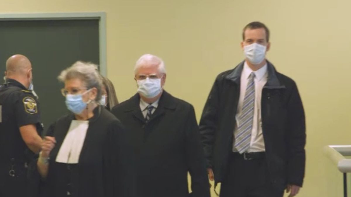 Le pasteur Claude Guillot (au centre) a été reconnu coupable de 18 chefs d’accusation pour des voies de fait, harcèlement et séquestration qui sont survenus entre 1982 et 2014.