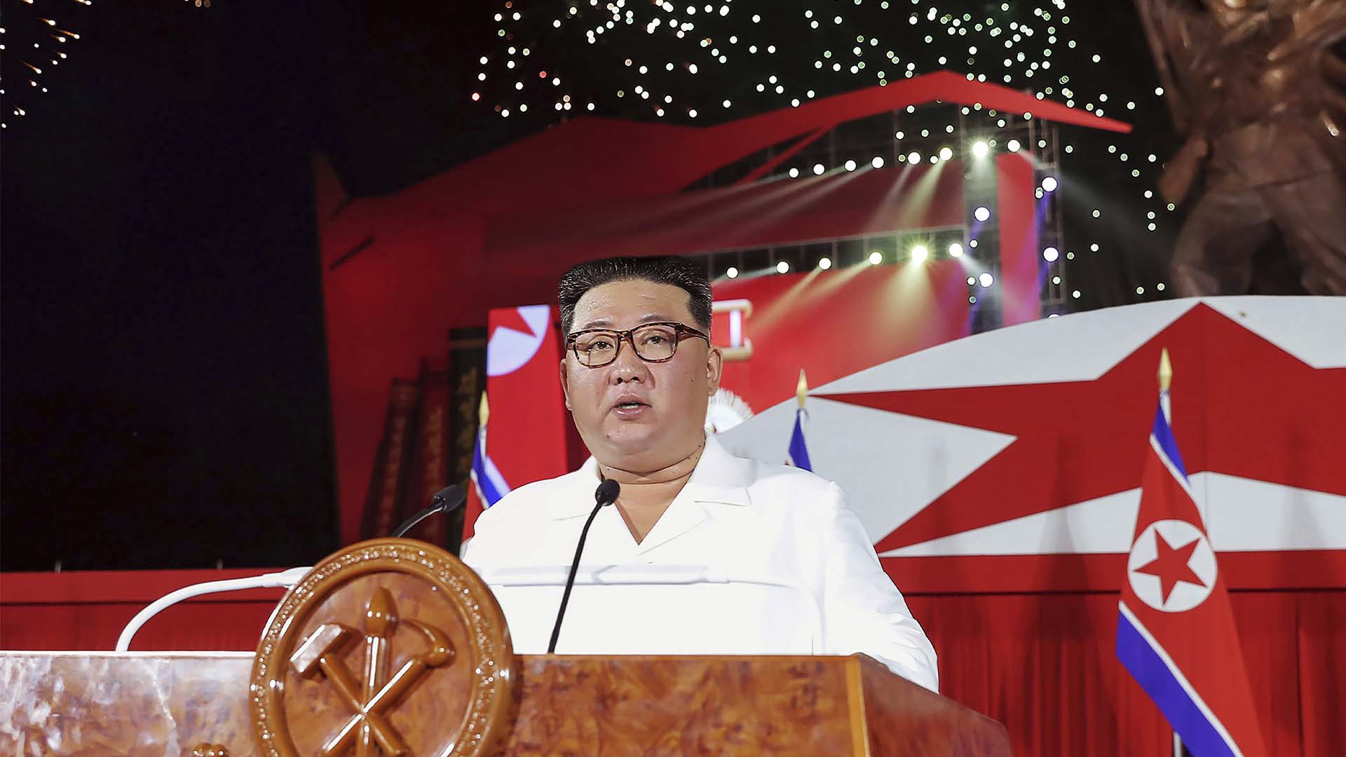 Le dirigeant nord-coréen Kim Jong-un prononce son discours lors d'une cérémonie marquant le 69e anniversaire de la signature de l'armistice de cessez-le-feu qui met fin aux combats de la guerre de Corée, à Pyongyang, en Corée du Nord mercredi, 27 juillet 2022.