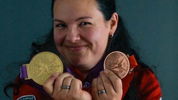 Christine Girard avec ses médailles olympiques