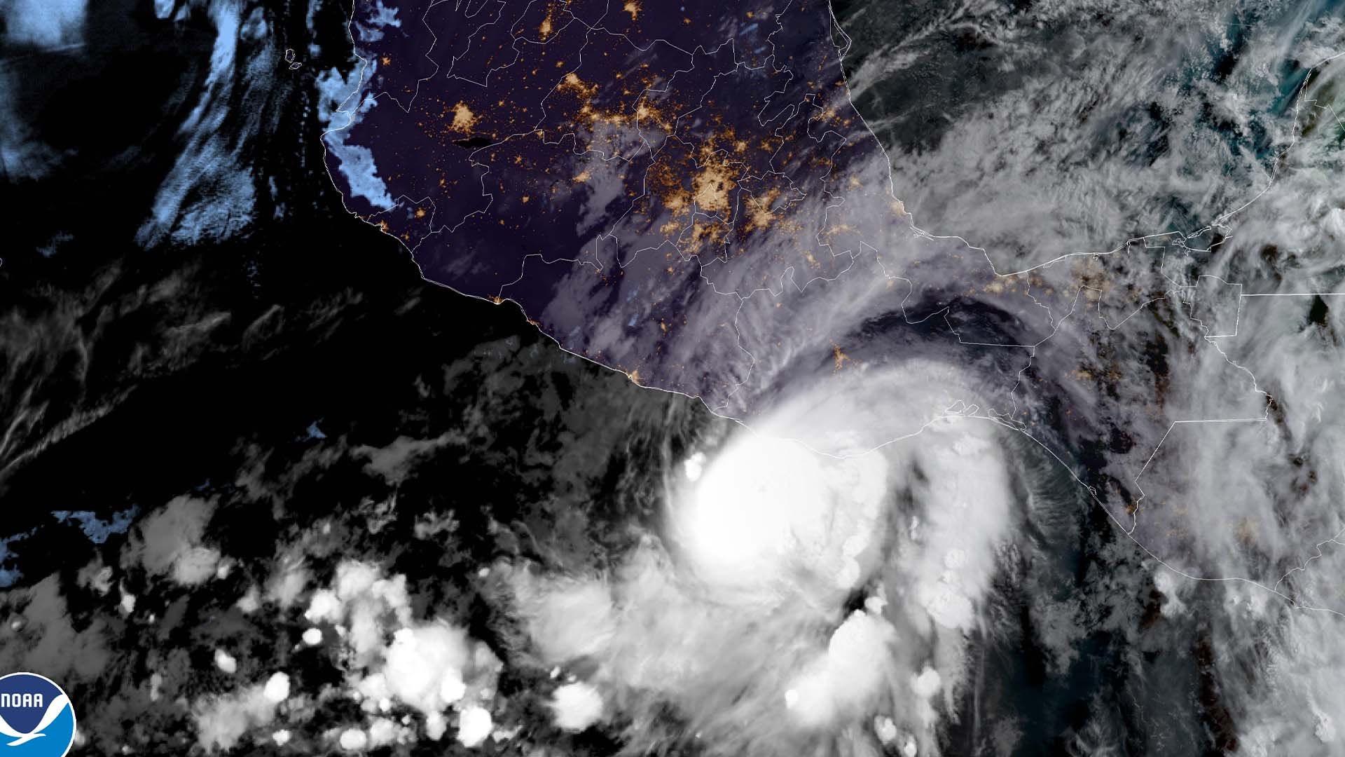 Cette image satellite mise à disposition par la NOAA montre l'ouragan Agatha au large de la côte pacifique de l'État d'Oaxaca, au Mexique, le lundi 30 mai 2022.