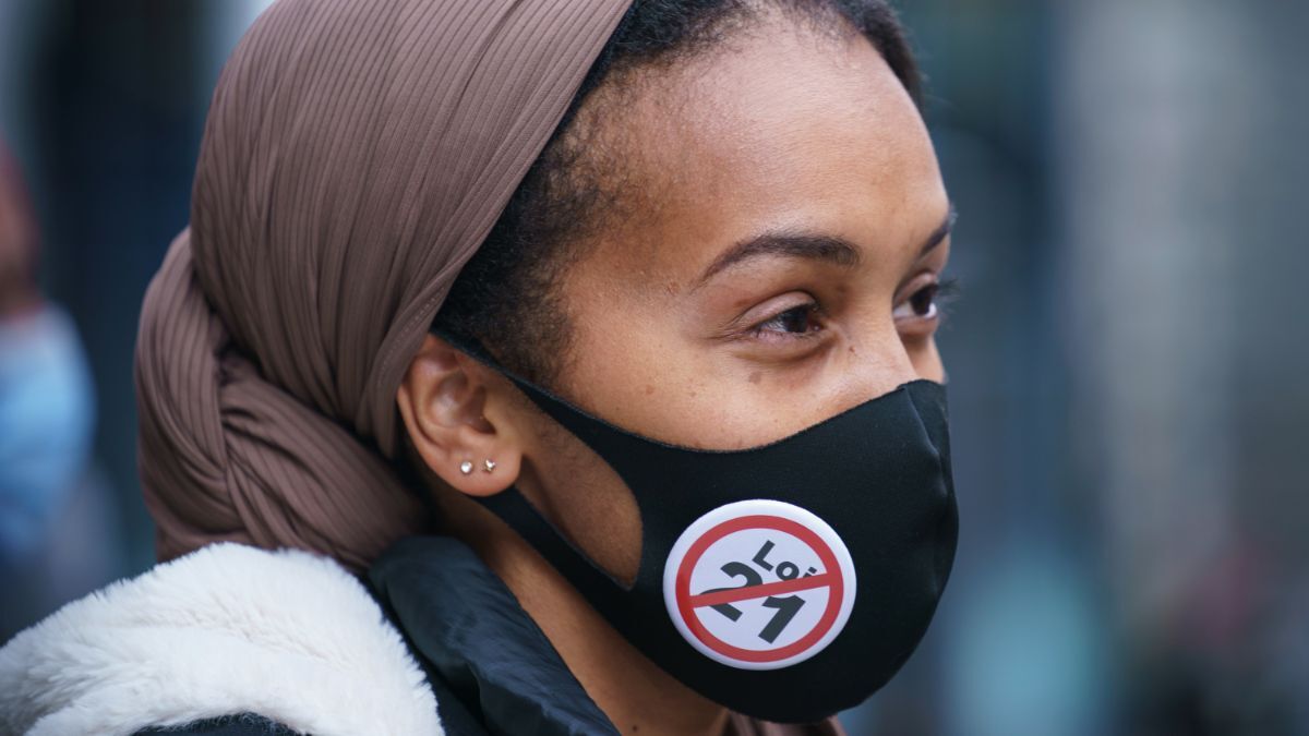 Ce sont les musulmanes qui ont signalé certains des impacts les plus importants: plus de 70 % de ces répondantes déclarent une détérioration de leur sentiment de sécurité en public au cours des trois dernières années. Sur la photo, une femme qui participait à une manifestation contre la loi 21 en 2021, à Montréal. 