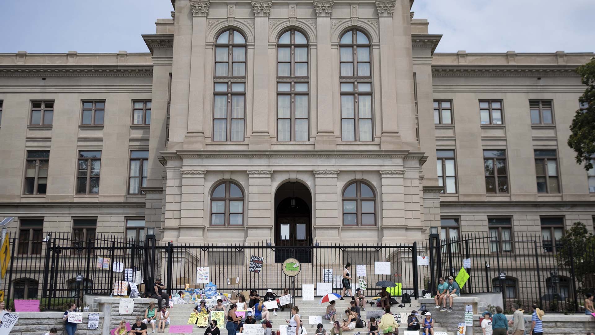 Un petit groupe s'est rassemblé sur les marches du Capitole de l'État de Géorgie pour protester contre l'annulation de l'arrêt Roe v. Wade, le 26 juin 2022.