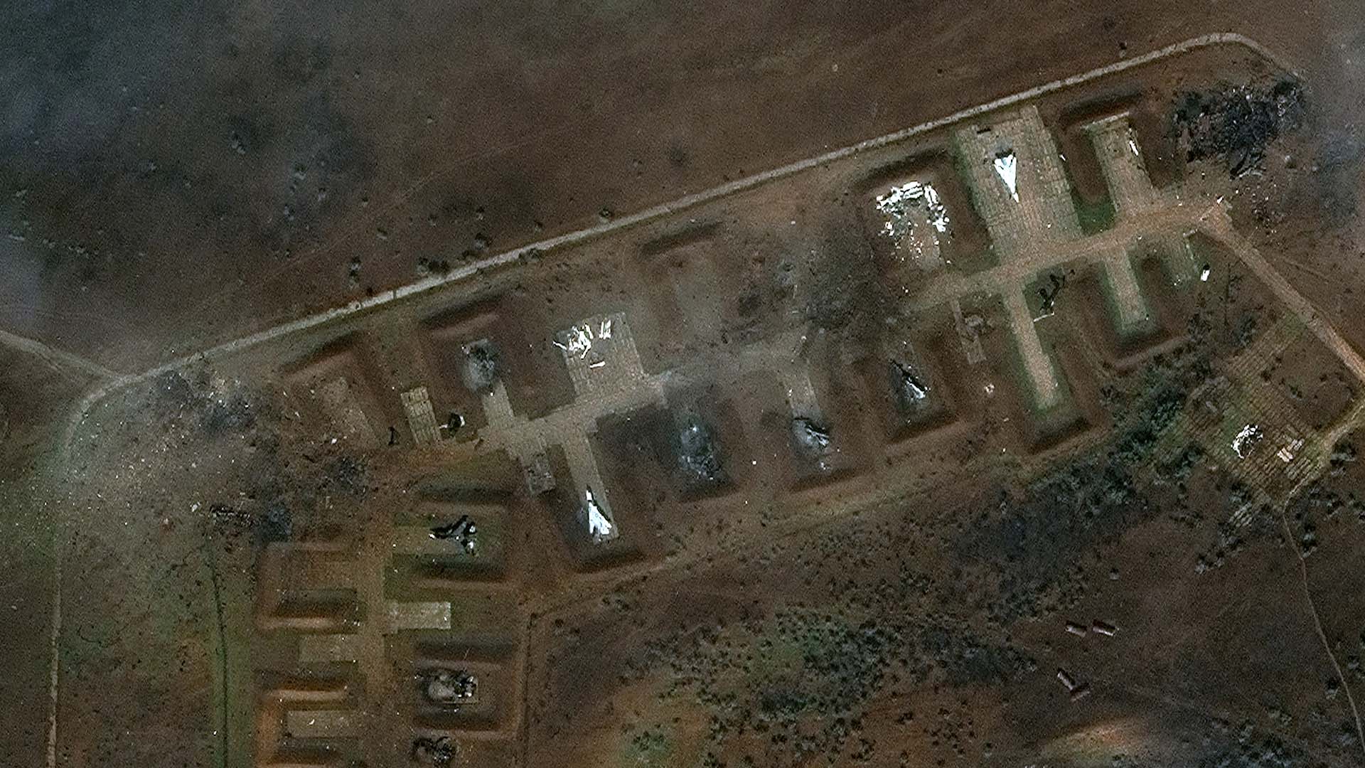 La Crimée, où se sont produites les explosions, revêt une importance stratégique et symbolique énorme pour la Russie et l'Ukraine. Sur la photo, une base militaire aérienne russe endommagée 