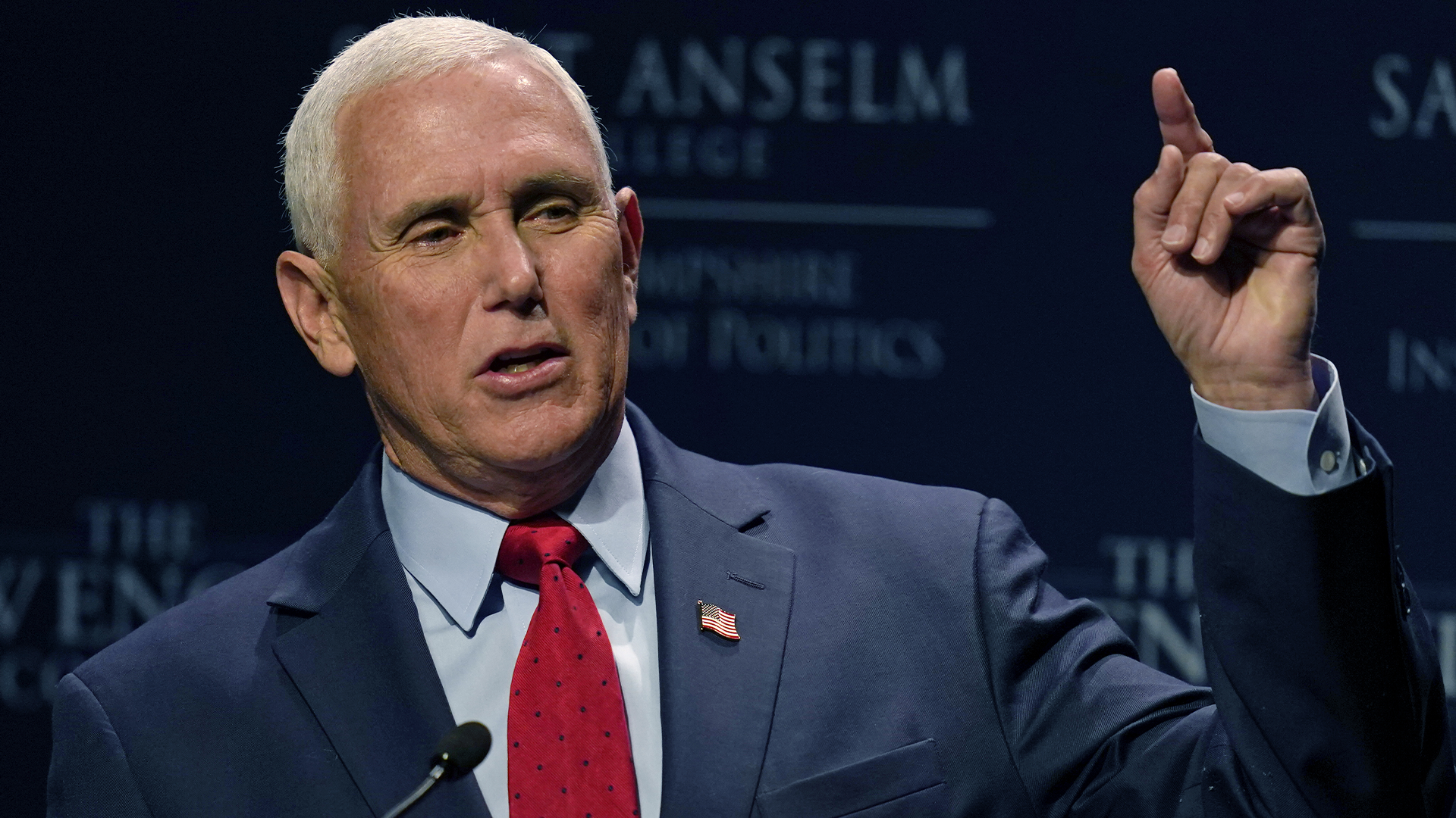 L'ancien vice-président des États-Unis Mike Pence a déclaré vendredi qu'il n'avait emporté aucune information classifiée avec lui lorsqu'il a quitté ses fonctions.