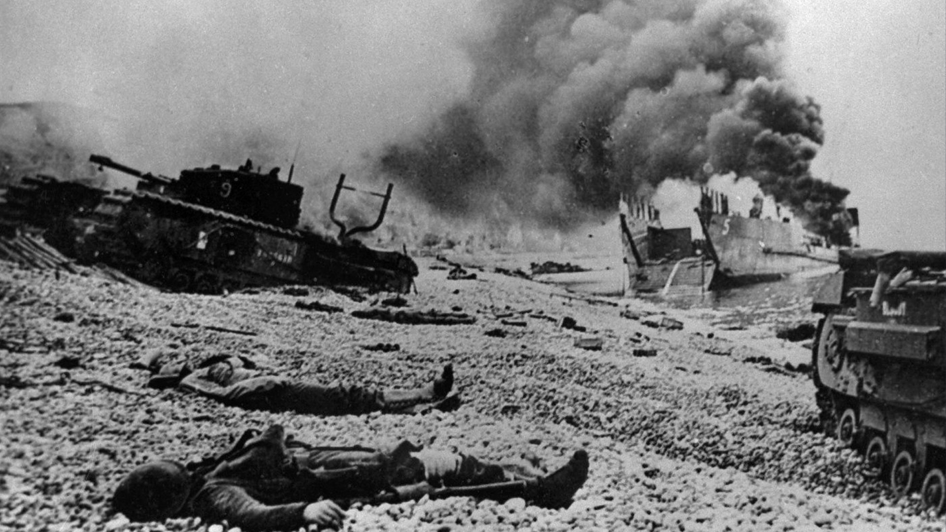 La plage de Dieppe, en France, pendant la Seconde Guerre mondiale, où les pertes canadiennes se sont élevées à plus de 3 300, dont environ 1 800 faits prisonniers.