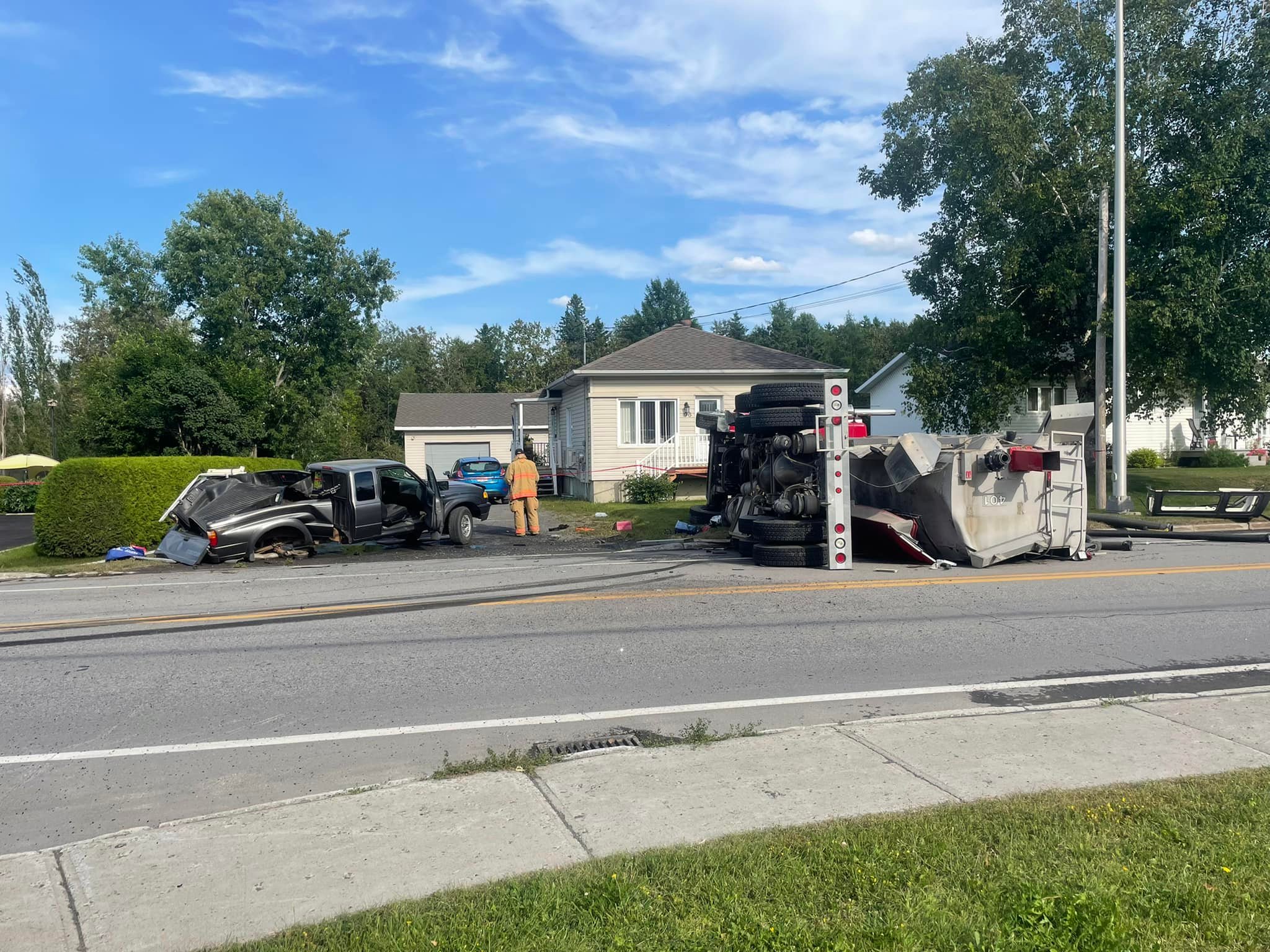 Collision entre un camion de pompiers et une camionnette.