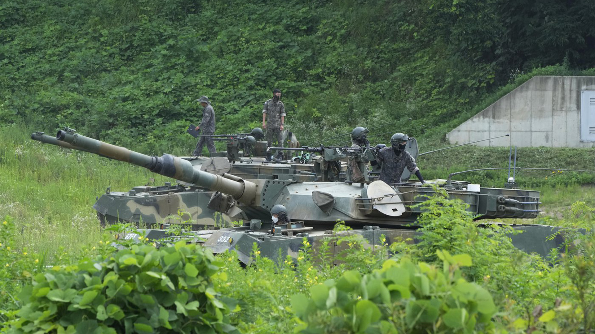 Des soldats de l'armée sud-coréenne se préparent pour un exercice sur un terrain d'entraînement à Paju, en Corée du Sud, près de la frontière avec la Corée du Nord, le mercredi 27 juillet 2022.