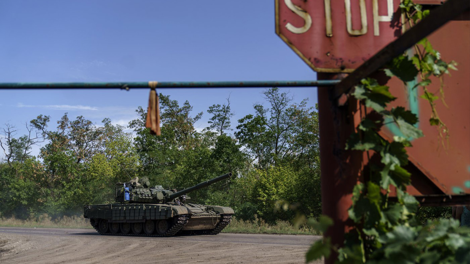 Un char militaire ukrainien roule sur la route dans la région de Donetsk, dans l'est de l'Ukraine, dimanche 21 août 2022.