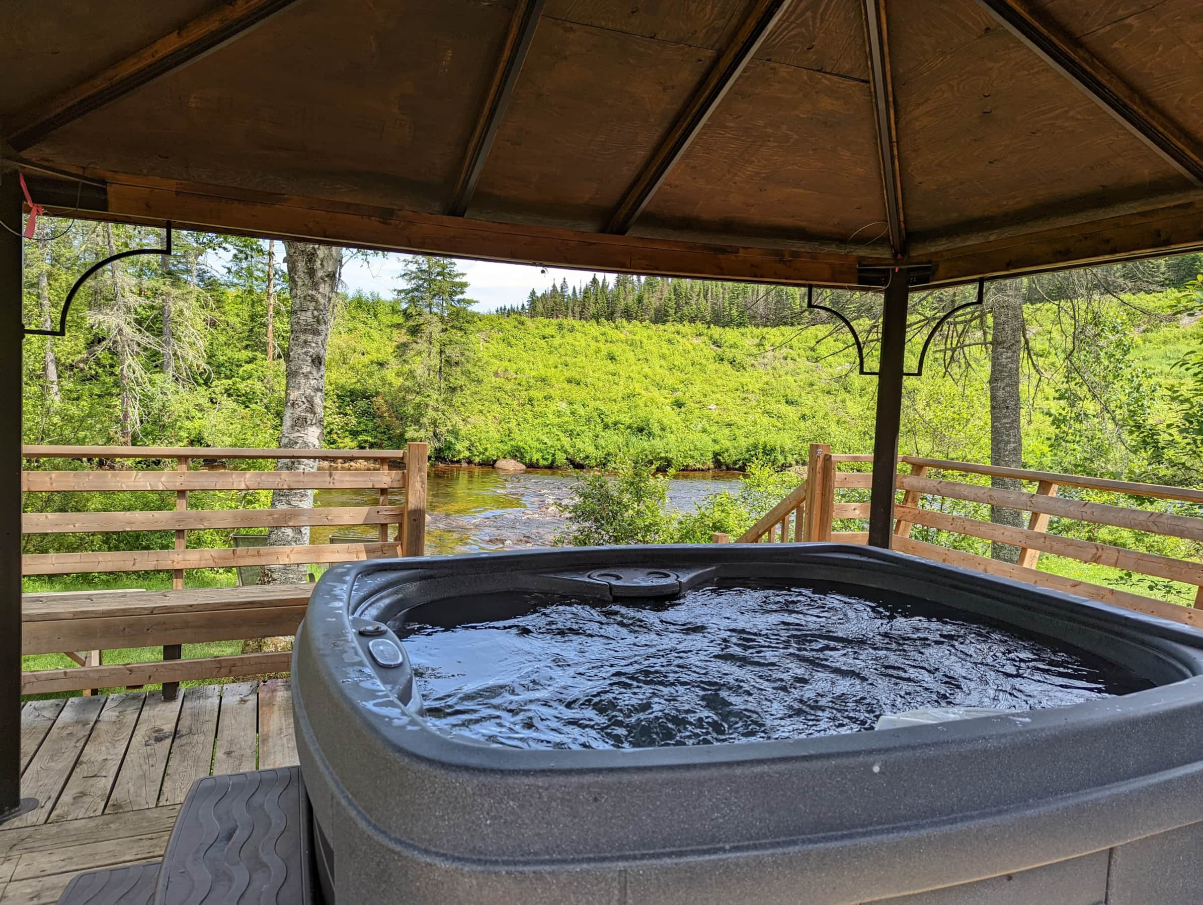 Lorsque les clients sortaient de ce spa les pieds mouillés, ils recevaient une décharge électrique.