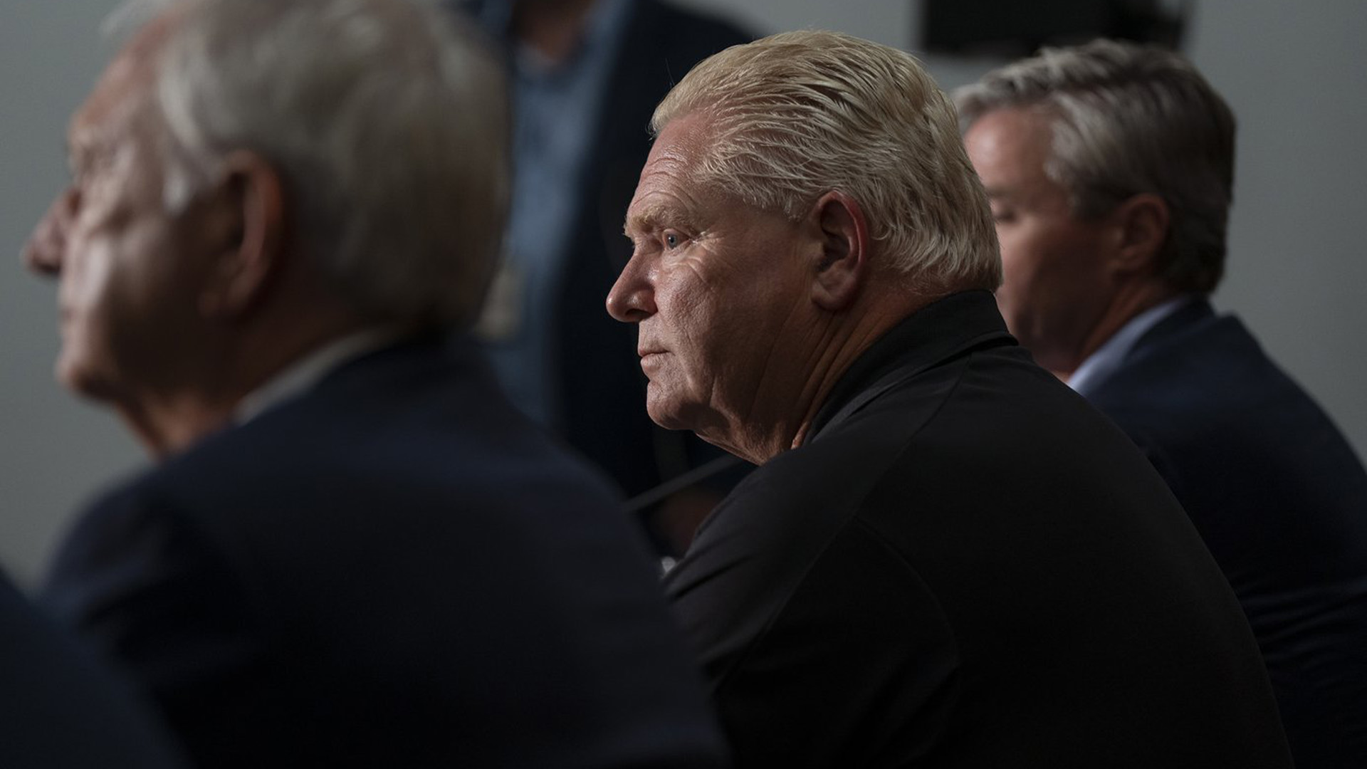 Le premier ministre de l'Ontario, Doug Ford, au centre, assiste à une conférence de presse avec le premier ministre du Nouveau-Brunswick, Blaine Higgs, à gauche, et le premier ministre de la Nouvelle-Écosse, Tim Houston, à la suite d'une rencontre avec les premiers ministres des Maritimes à Moncton, au Nouveau-Brunswick, le lundi 22 août 2022.