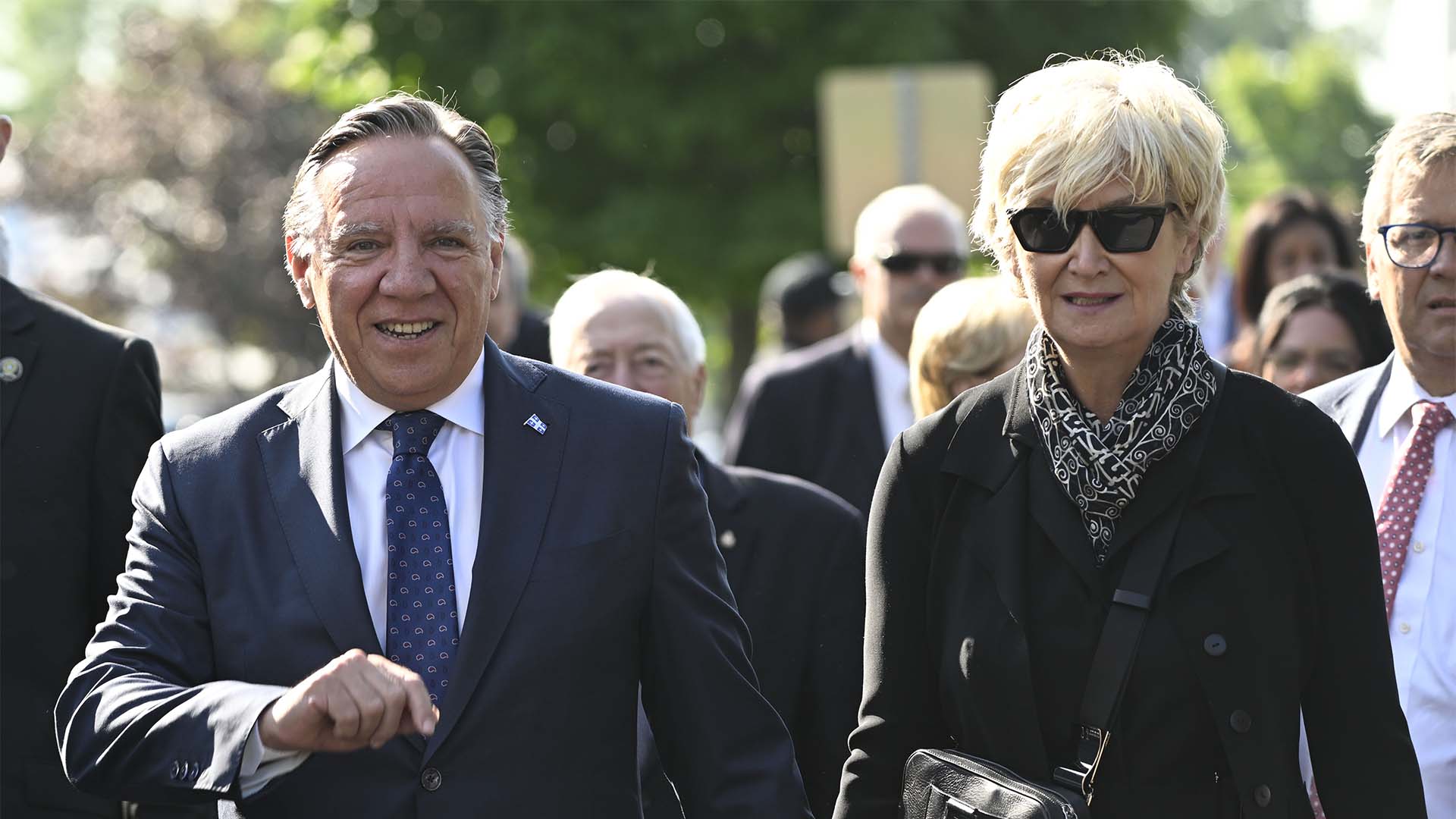 Le premier ministre du Québec, François Legault, arrive avec son épouse, Isabelle Brais, pour une messe avec le pape François à la basilique Sainte-Anne-de-Beaupré le jeudi 28 juillet 2022.