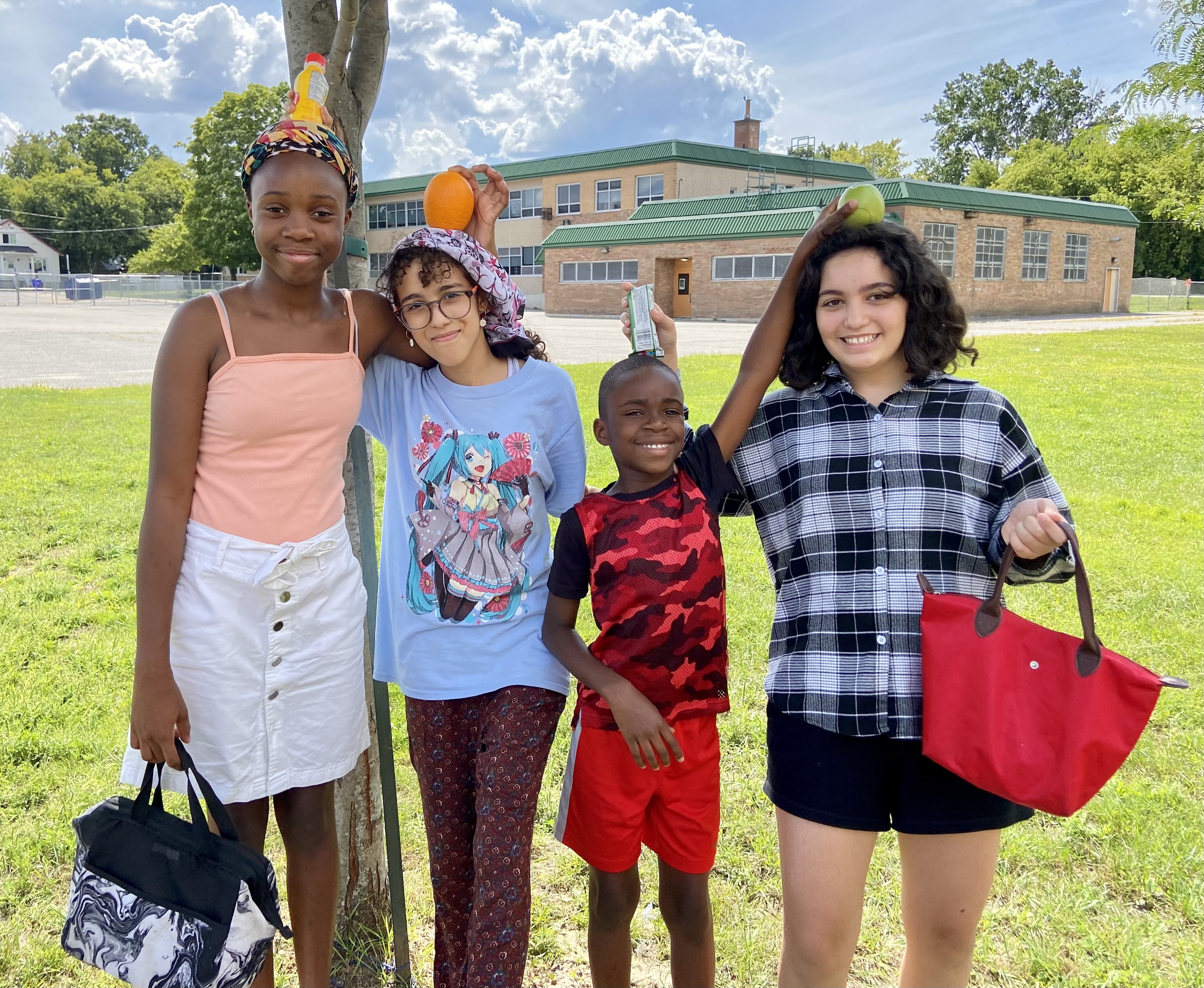 Les ambassadeurs de la campagne des collations de Moisson Outaouais : Priscille (12 ans), Sanaa (10 ans), Isaac (6 ans) et Reyana (11 ans). 