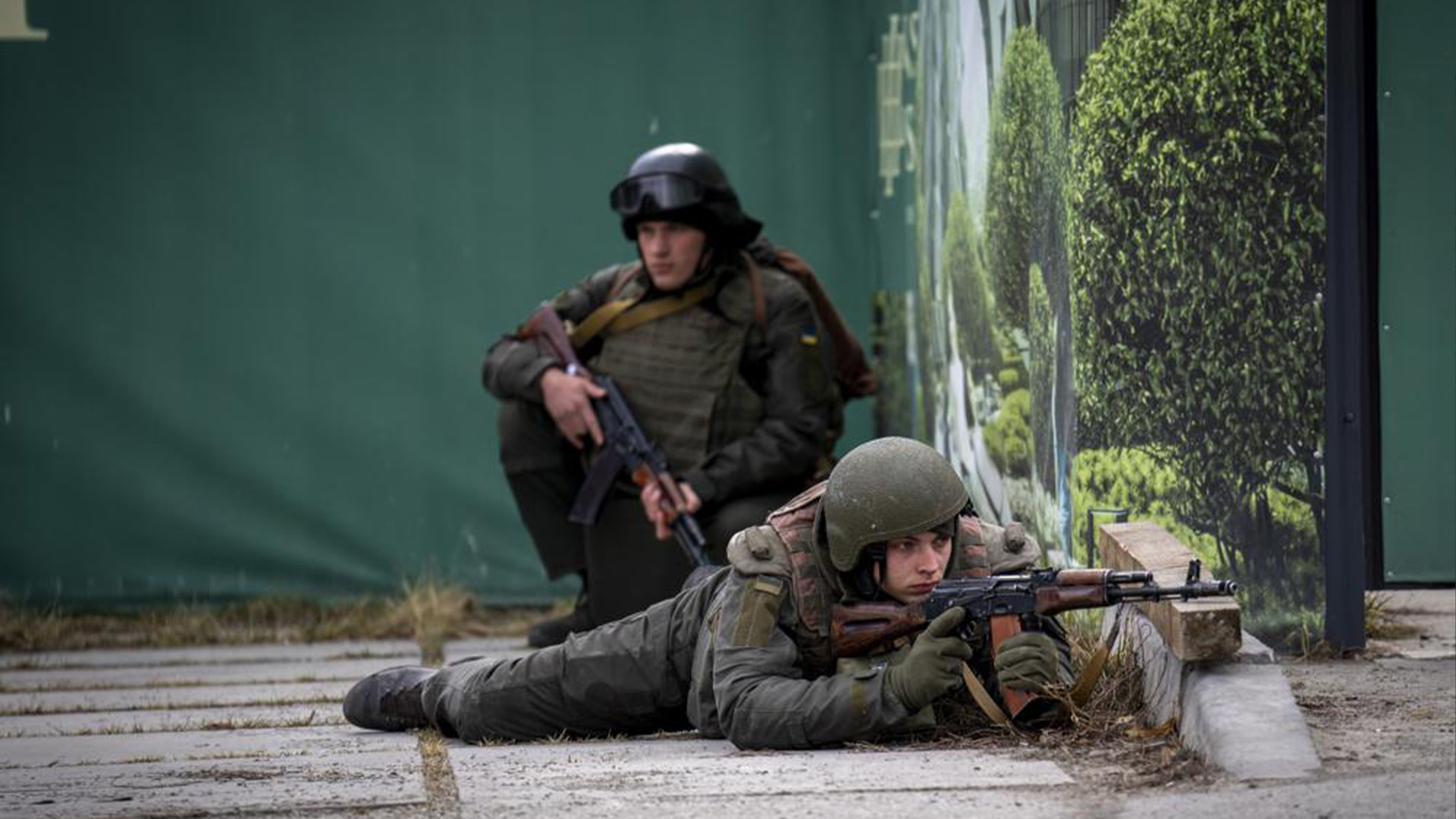 Des soldats ukrainiens prennent position dans le centre-ville de Kyiv, en Ukraine, le 25 février 2022.